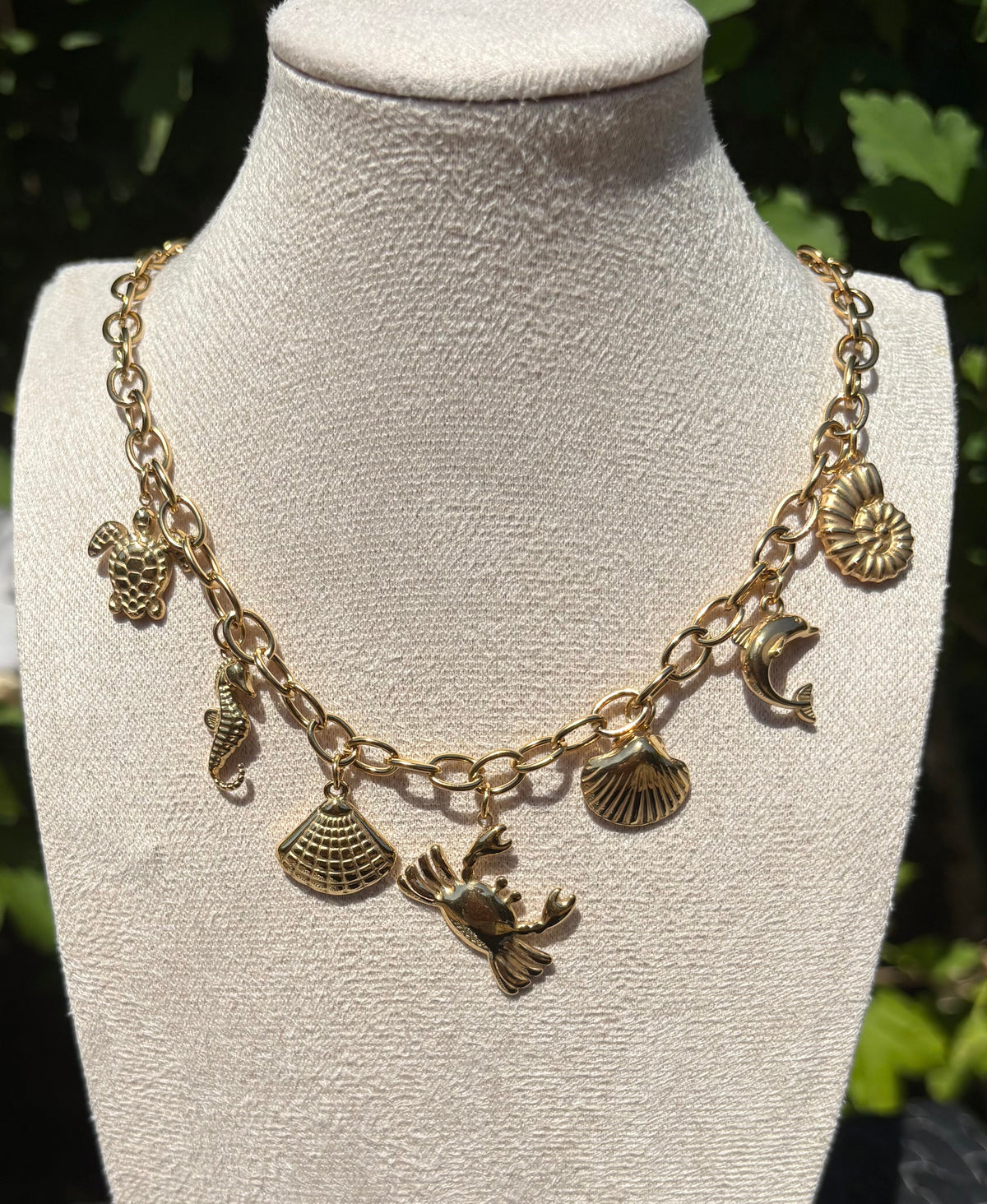 Collier breloques marines dorées - vue 1