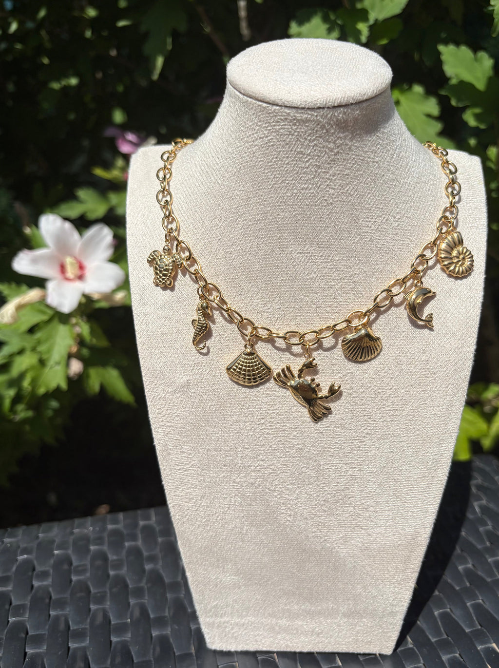 Collier breloques marines dorées - vue 2
