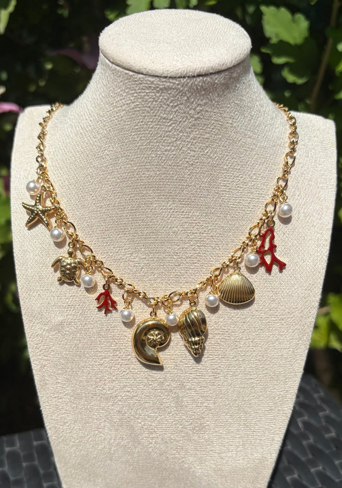 Collier breloques marines et perles - vue 1