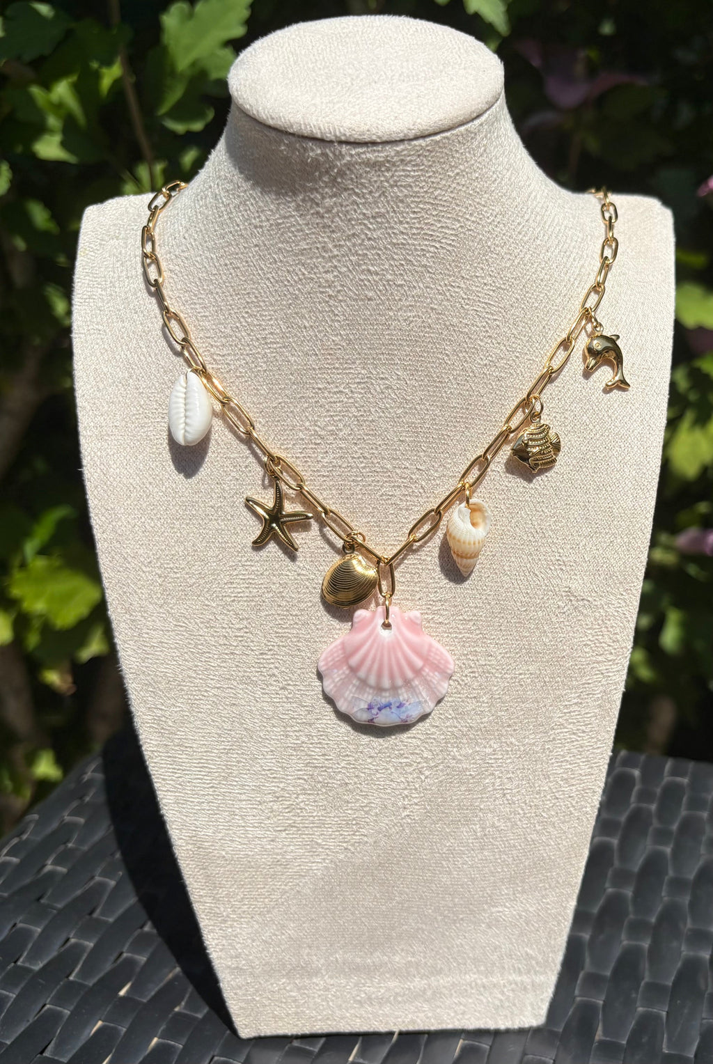 Collier coquillage rose et breloques marines - vue 2