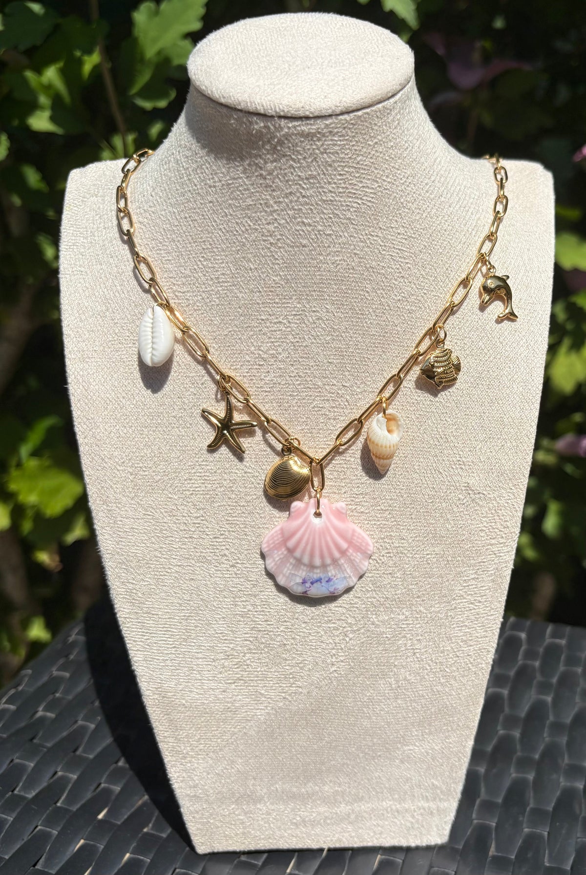Collier coquillage rose et breloques marines - vue 2