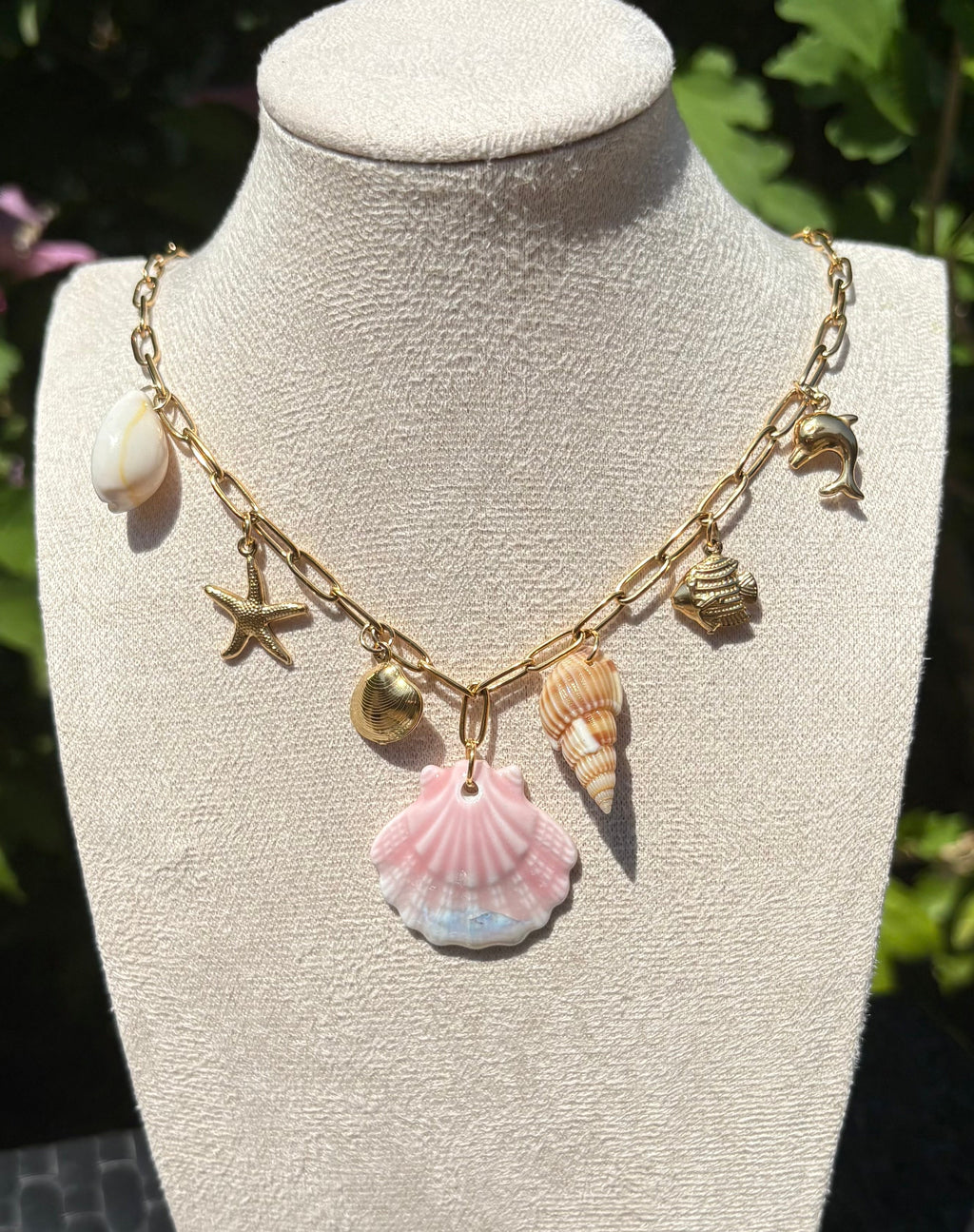 Collier coquillage rose et breloques marines - vue 3