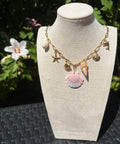 Collier coquillage rose et breloques marines - vue 1