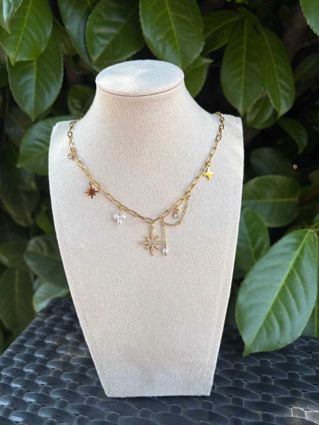 Collier Breloques Étoiles Perles et Strass Doré