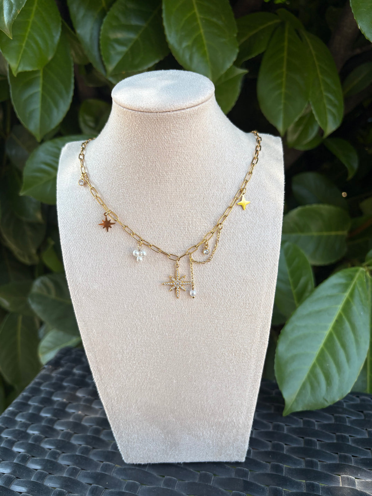 Collier Breloques Étoiles Perles et Strass Doré