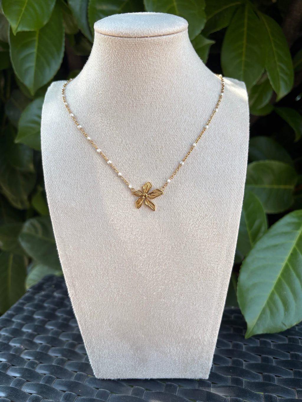 Collier Pendentif Fleur Dorée Chaîne Perles
