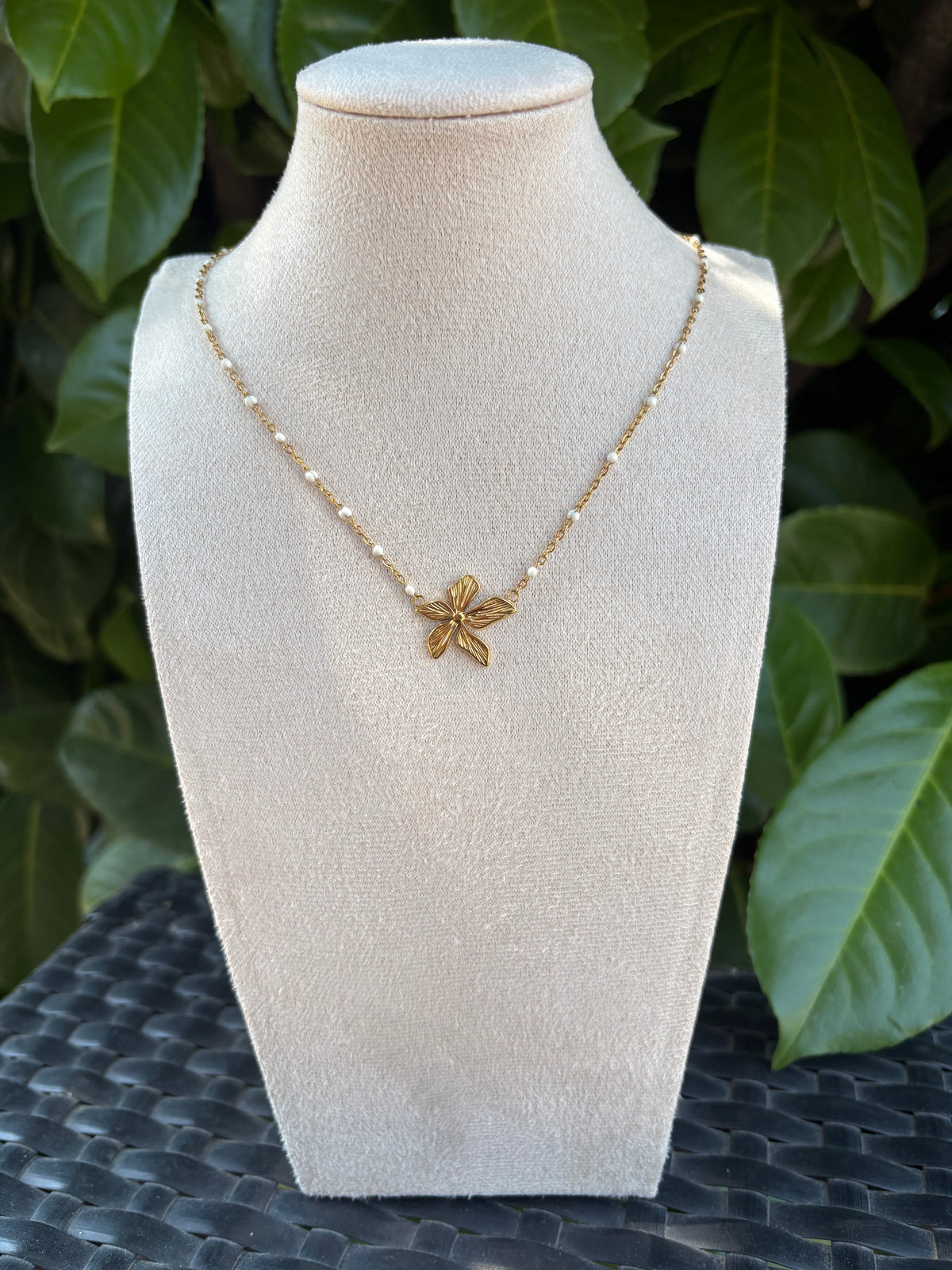 Collier Pendentif Fleur Dorée Chaîne Perles