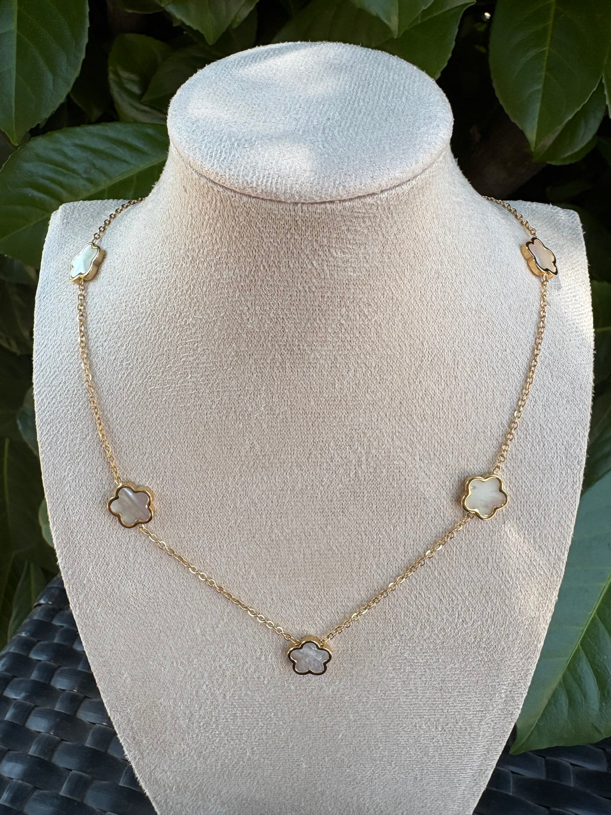 Collier Fleurs Blanches Nacrées Doré
