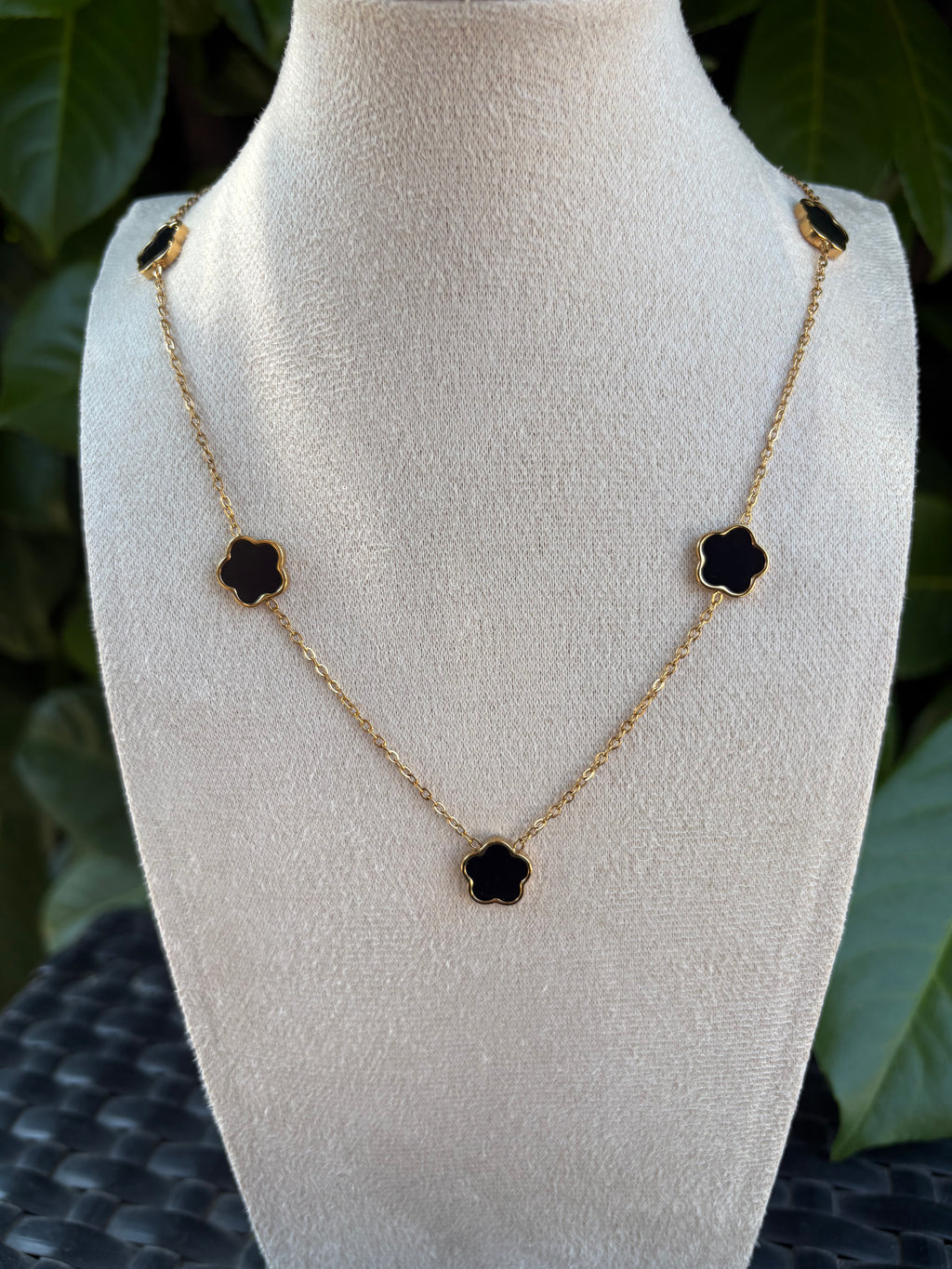 Collier Fleurs Noires Doré