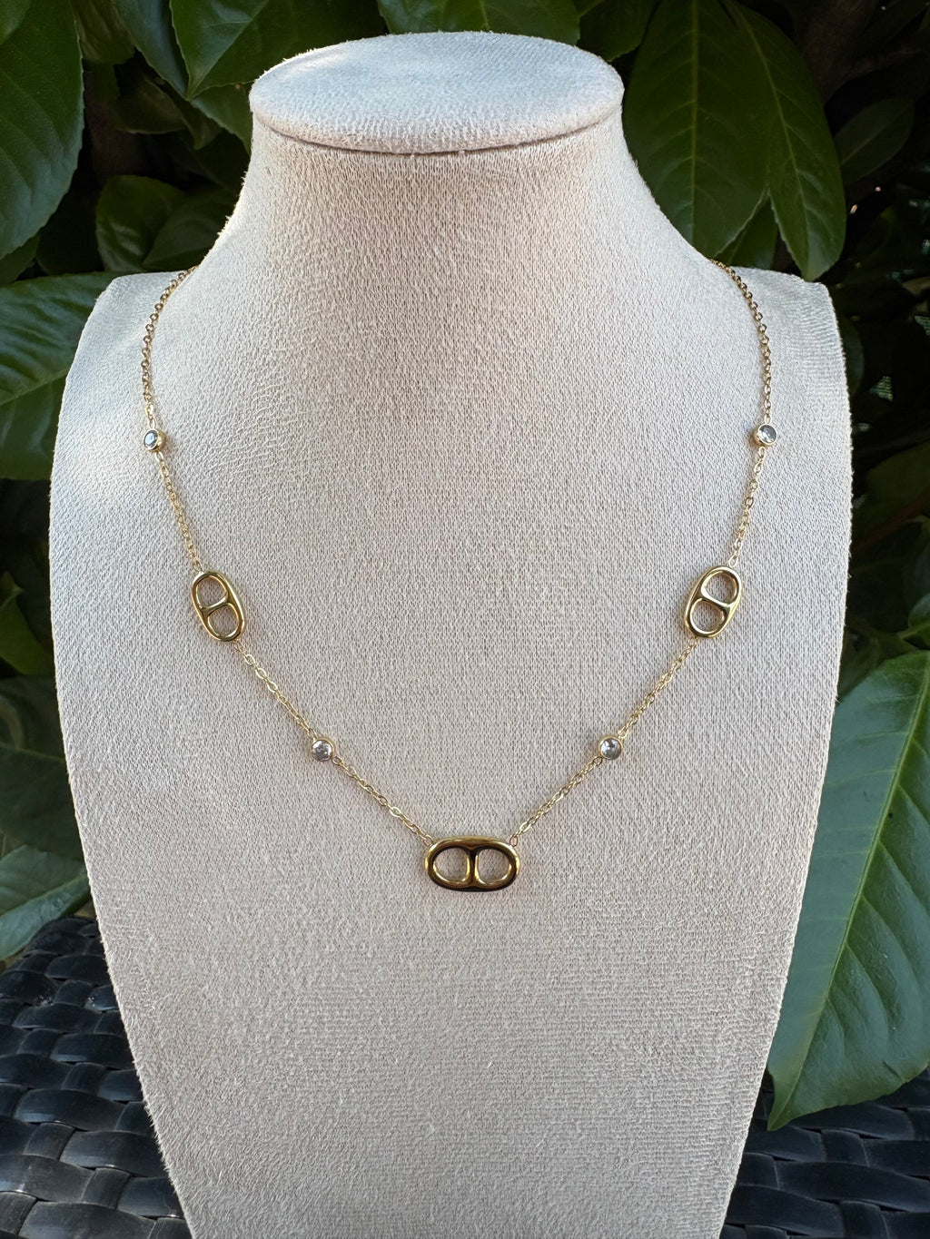 Collier mailles marines strass doré sur présentoir