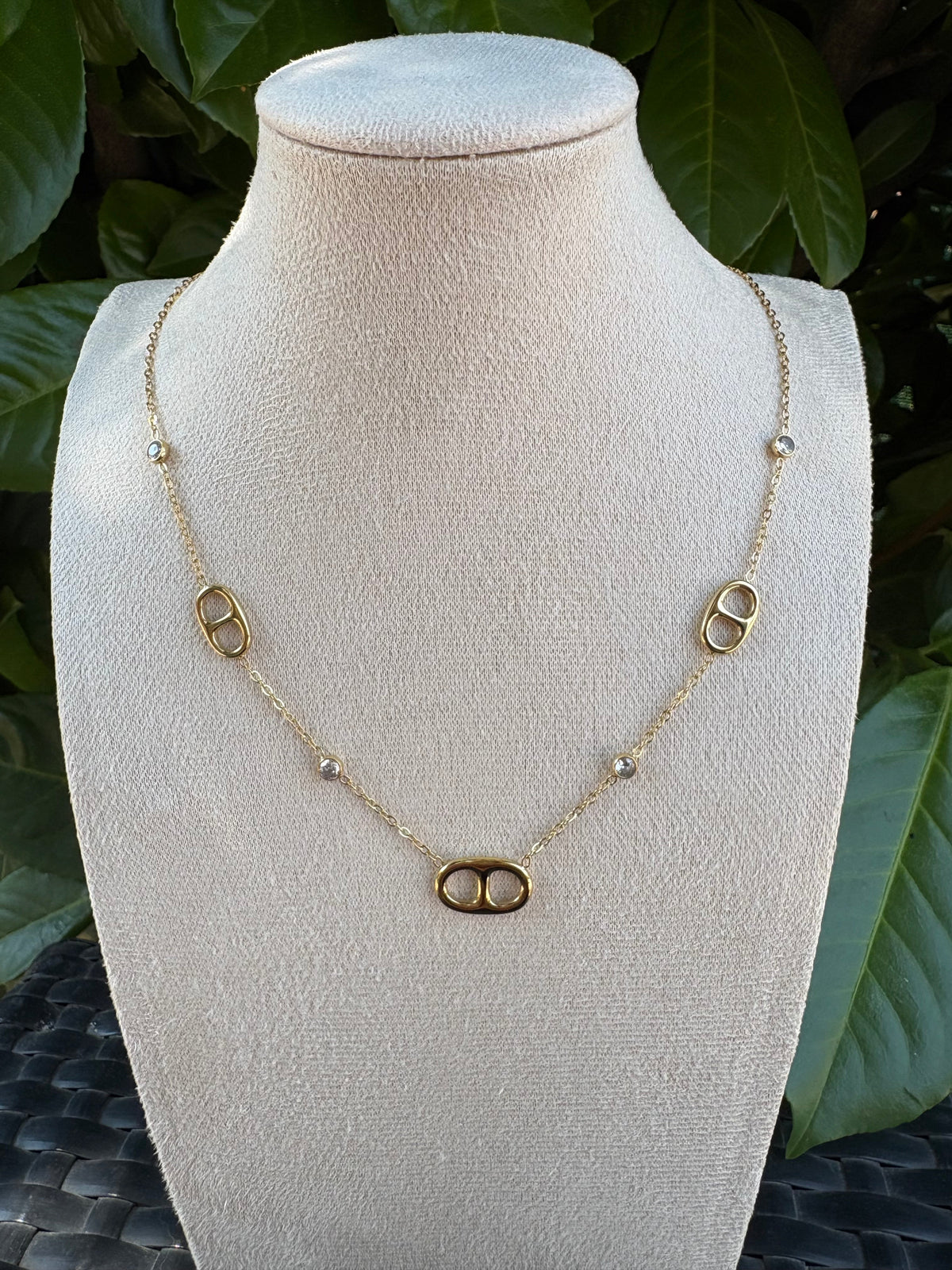 Collier mailles marines strass doré sur présentoir
