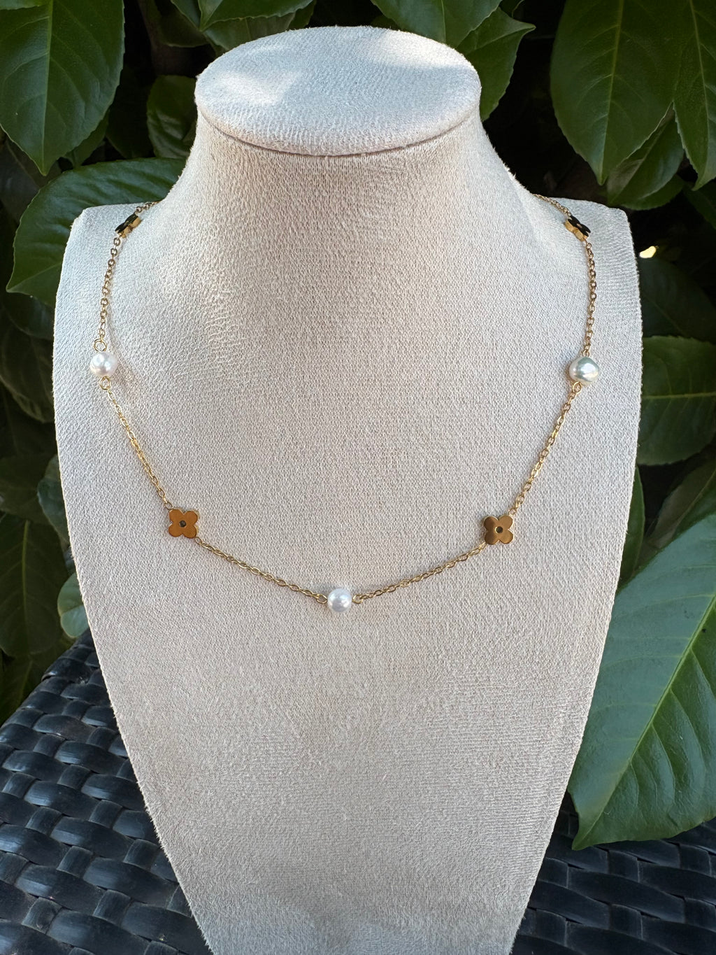 Collier Fleurs Dorées et Perles Blanches