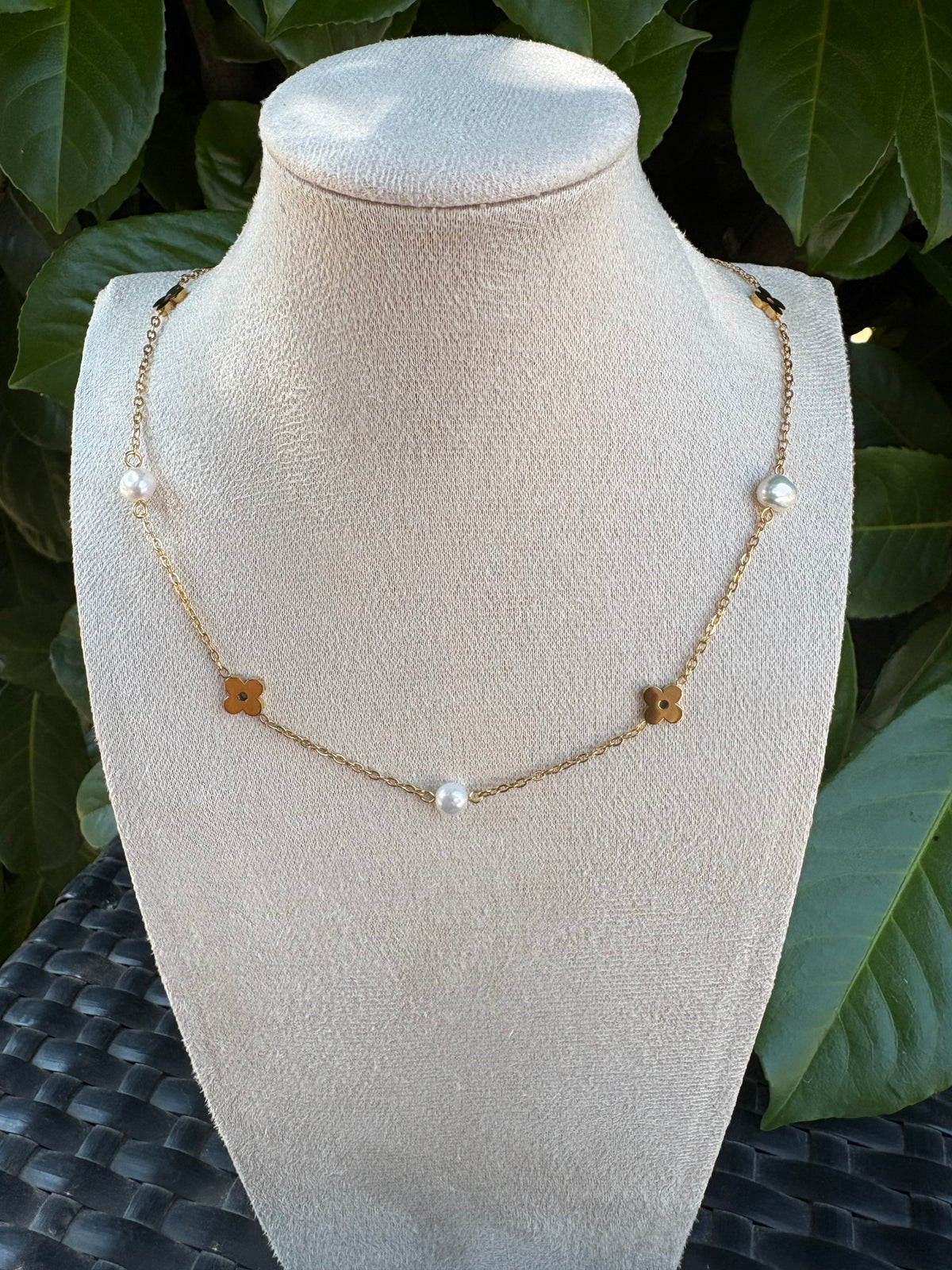 Collier Fleurs Dorées et Perles Blanches