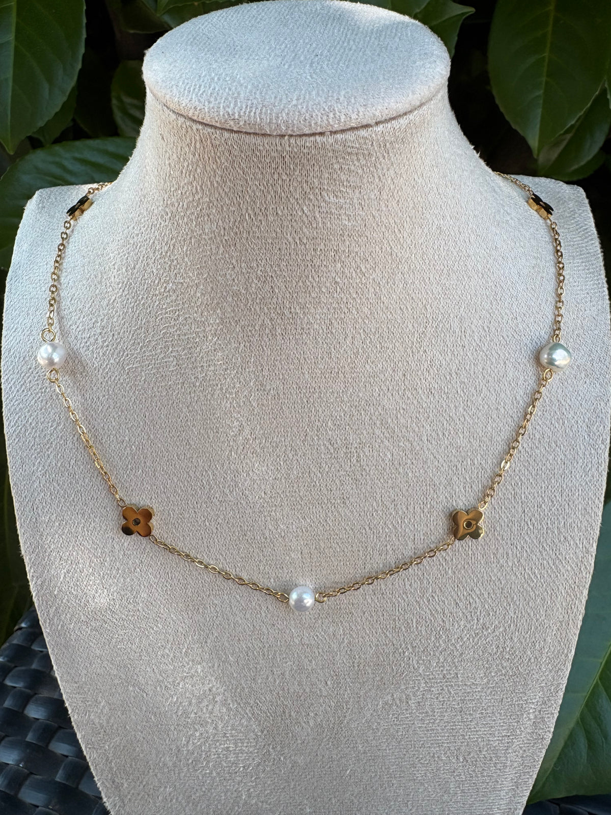 Collier Fleurs Dorées et Perles Blanches
