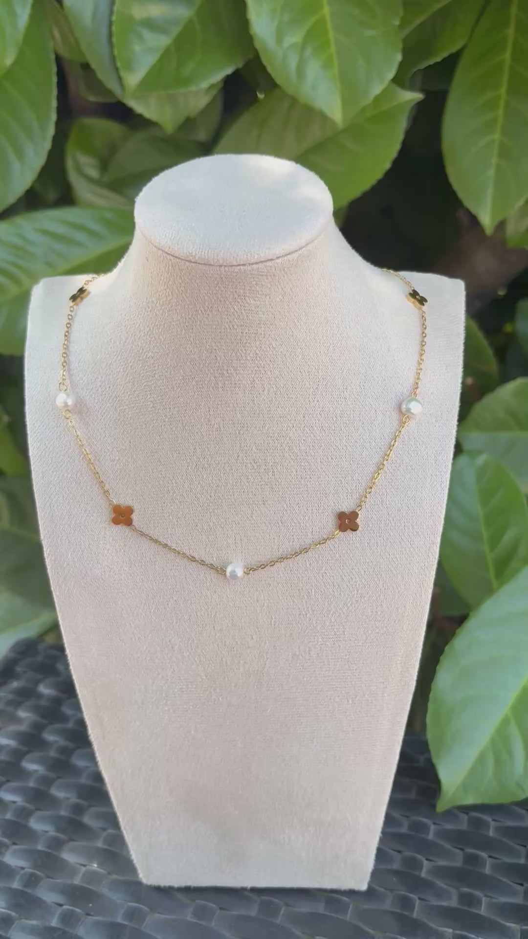 Collier Fleurs Dorées et Perles Blanches