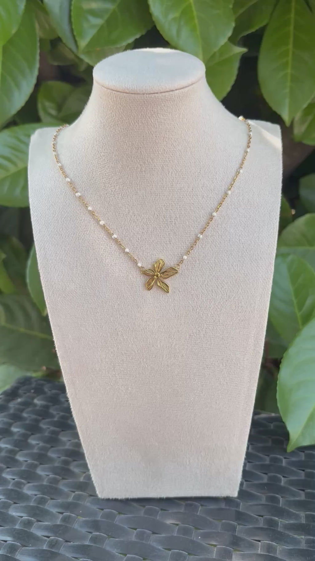 Collier Pendentif Fleur Dorée Chaîne Perles