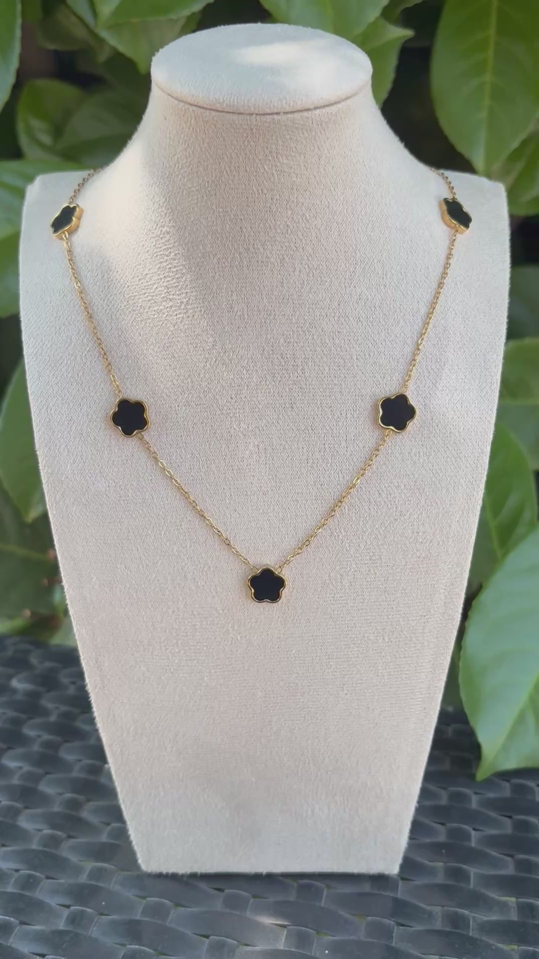 Collier Fleurs Noires Doré