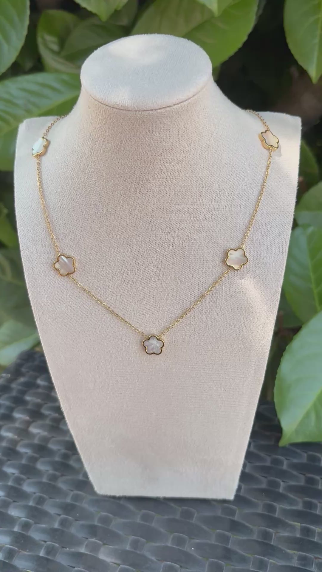 Collier Fleurs Blanches Nacrées Doré