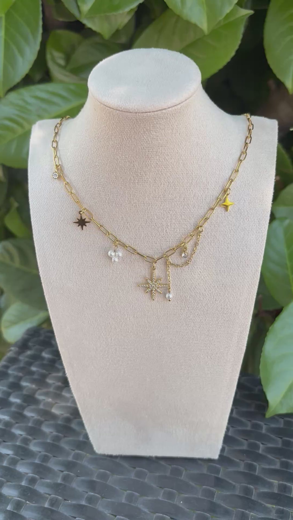 Collier Breloques Étoiles Perles et Strass Doré