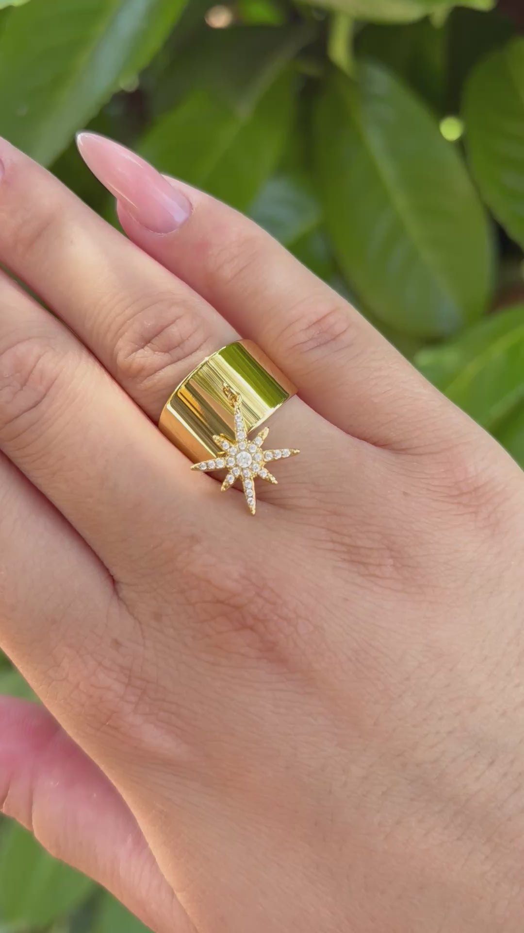 Bague Dorée avec Breloque Étoile en Strass Ajustable